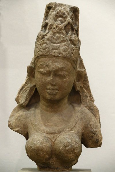 Das Victoria und Albert Museum. Yogini. 800-900. Pratihara-Periode. Sandstein. Zentralindien (Madhya Pradesh). Vereinigtes Königreich von Unbekannt