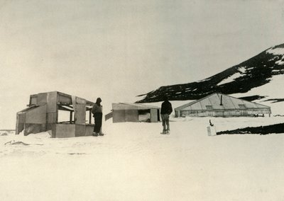 Die Winterquartiere der Discovery-Expedition am Hut Point, ca. 1908, 1909 von Unbekannt