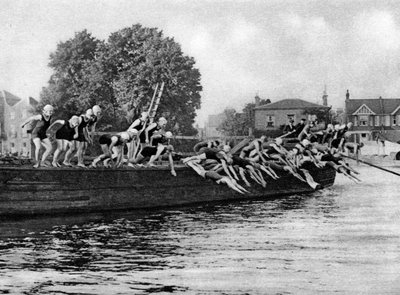 Das jährliche Kew-to-Putney-Damen-Schwimmrennen, London, 1926-1927 von Unbekannt