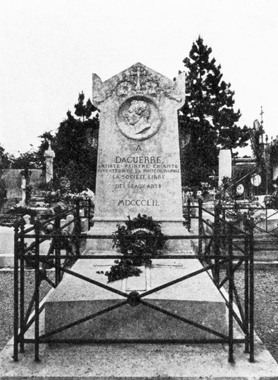 Grabstein von Louis Daguerre, französischer Fotopionier von Unbekannt