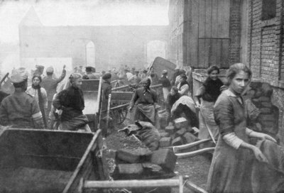 Die Bewohner von Caudry kommen, um Nahrung von der britischen Armee zu holen, Frankreich, 1918 von Unbekannt
