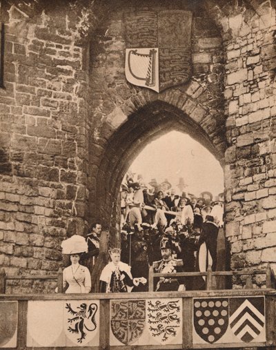 Die Investitur des Prinzen von Wales im Caernarvon Castle, 13. Juli 1911, 1935 von Unbekannt