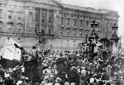 Die offizielle Bekanntmachung des Waffenstillstands wird verlesen, Buckingham Palace, 1918 1936 von Unbekannt