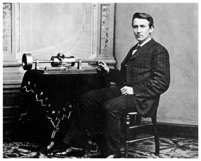 Thomas Alva Edison, amerikanischer Erfinder, mit seinem Phonographen, ca. 1878 von Unbekannt