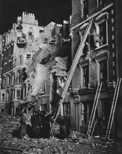 Durch die lange Nacht arbeiten die Rettungsmänner, suchen, helfen zur Sicherheit, 1941-1942 von Unbekannt