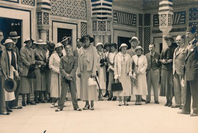 Touristen auf einem Ausflug von einer Kreuzfahrt, möglicherweise in Sidi Bou Said, Tunesien, 1936 von Unbekannt
