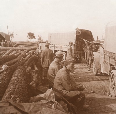 Lastwagen auf der Voie Sacrée, Verdun, Nordfrankreich, ca. 1914-ca. 1918 von Unbekannt