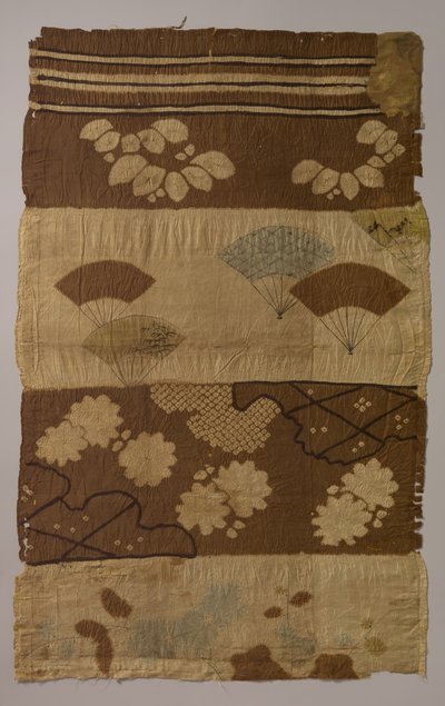 Tsujigahana-Textil mit horizontalen Streifen, blühenden Pflanzen, Fächern, Schneeflocken, ca. spätes 16. Jahrhundert von Unbekannt