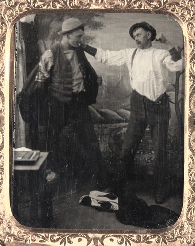 Zwei Männer inszenieren einen Kampf in einem Studio, um 1860 von Unbekannt