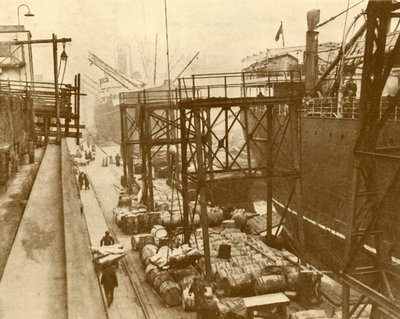 Entladen von Lebensmittelschiffen an den Royal Albert Docks, London von Unbekannt
