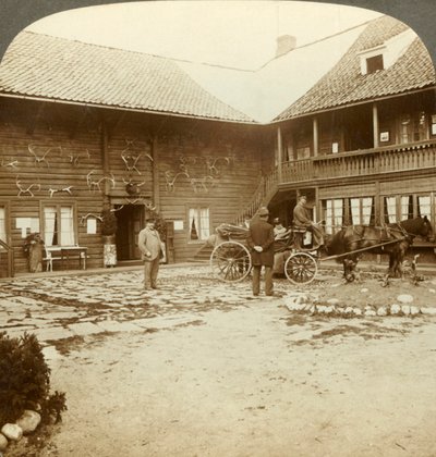 Victoria Hotel, geschmückt mit Rentiergeweihen, in Kongsberg, im rauen Norwegen, um 1905 von Unbekannt