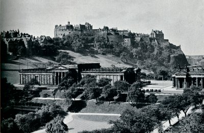Blick auf die Nationalgalerie von Schottland und das Edinburgh Castle, ca. 1945 von Unbekannt