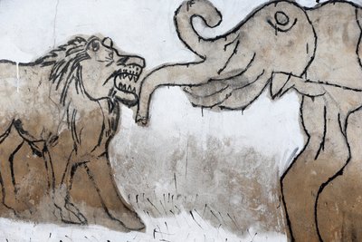 Voodoo-Wandmalerei auf dem Akodessewa-Fetischmarkt, bekannt als der größte Voodoo-Markt der Welt. Elefant und Löwe. Lomé, Togo von Unbekannt