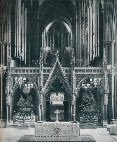 Westminster Abbey, London, zeigt Benno Elkans Altes Testament und Neues Testament Kandelaber, ca. 1942 von Unbekannt