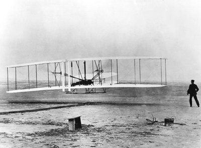 Wilbur und Orville Wright und der erste motorisierte Flug, North Carolina, 17. Dezember 1903 von Unbekannt