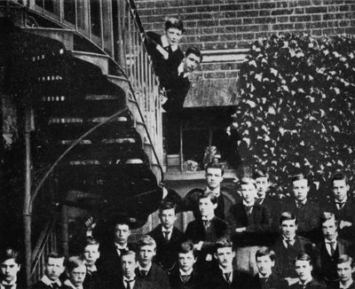 Winston steigt eine Treppe hinauf, während die Klasse posiert, um 1889, 1945 von Unbekannt