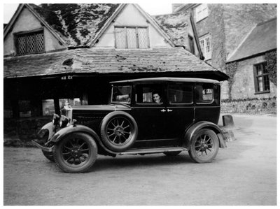Frau in einem Oldtimer, um 1920er Jahre von Unbekannt