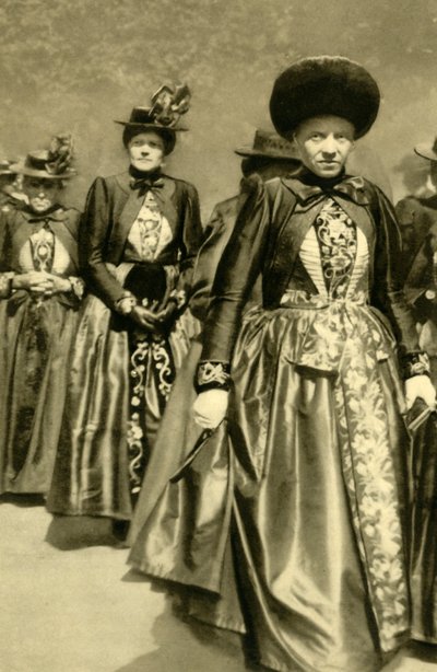Frauen in traditioneller Tracht, Schruns, Vorarlberg, Österreich, ca. 1935 von Unbekannt