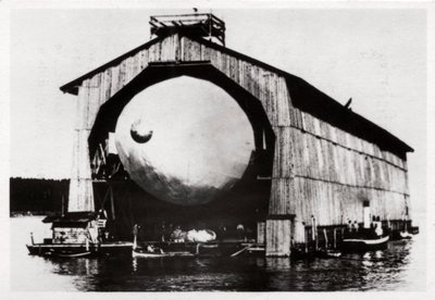 Zeppelin LZ1 in einem schwimmenden Hangar in Manzell, Friedrichshafen, Deutschland, 1900 von Unbekannt