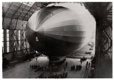 Zeppelin LZ 127 Graf Zeppelin fährt in seinen Hangar, 1933 von Unbekannt