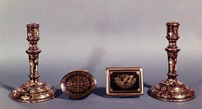 Ein Paar Louis XVI Kerzenhalter, eingelegt mit Gold und Perlmutt, mit zwei englischen 18. Jahrhundert Pique-Point-Boxen von Unbekannt Unbekannt
