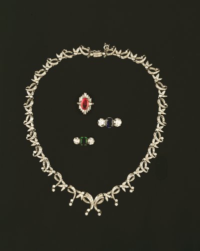 Art-Deco-Halskette mit Scroll- und Blattdesign; Rubin- und Diamant-Baguette-Cluster-Ring; Saphir- und Diamant-Dreistein-Ring; Smaragd- und Diamant-Dreistein-Ring von Unbekannt Unbekannt