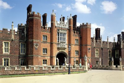 Hampton Court Palace im Frühling von Unbekannt Unbekannt