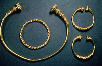 Halskette und Armbänder aus Waldalgesheim, Mitte 4. Jahrhundert (Gold) von Unbekannt Unbekannt