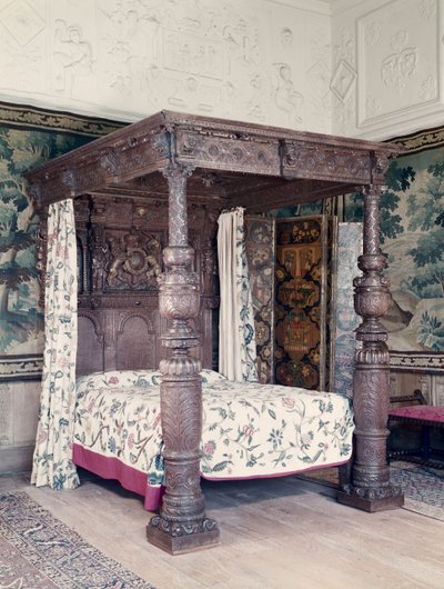 Eichenbettgestell, Kopfteil geschnitzt mit den Wappen von Jakob I. von England und Friedrich V., Kurfürst von der Pfalz, und dem Abzeichen von Heinrich, Prinz von Wales, frühes 17. Jahrhundert von Unbekannt Unbekannt
