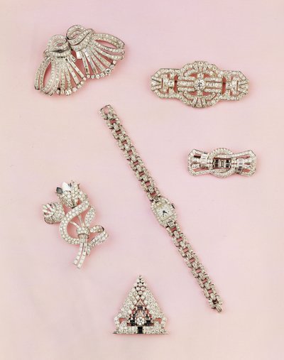 Auswahl an Diamantschmuck: Baguette- und Marquise-förmige Diamant-Spray-Brosche; Art-Deco-Diamant-Clip; Panel-Diamant-Brosche; Damen-Oblong-Gehäuse-Diamant-Uhr von Unbekannt Unbekannt