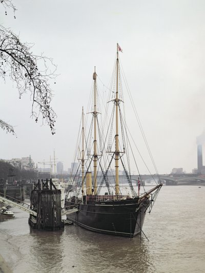 Blick auf die Themse mit der RRS Discovery, gesegelt von Scott in die Antarktis 1901-04 von Unbekannt Unbekannt