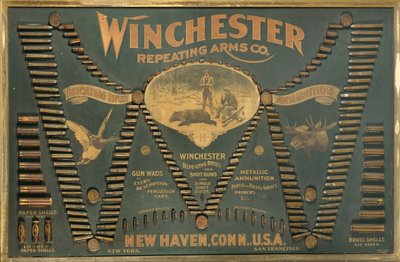Ein Winchester-Patronen-Display-Board, mit einer umfassenden Auswahl an Metall-, Messing- und Papierhülsen-Gewehr- und Schrotpatronen, angeordnet in Form eines erweiterten "W" von Unbekannt