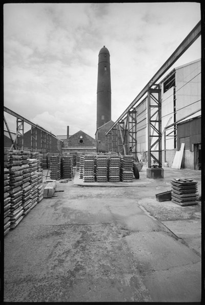 Allgemeine Ansicht des Elswick Shot Tower, abgerissen 1968-69, verwendet zur Herstellung von Bleischüssen, mit einem Hof mit Paletten im Vordergrund, ca. 1955-69 von Unbekannter Künstler