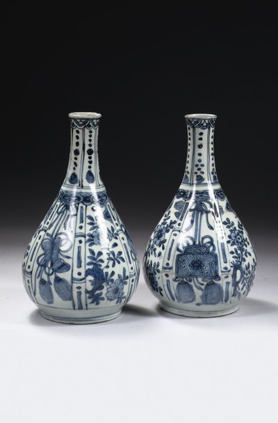Ein Paar chinesische blau-weiße „kraak porselein“ Flaschenvasen, Wanli-Periode, 1573-1619 von Unbekannt