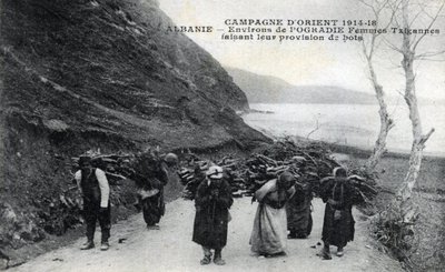 Albanien: Zigeunerfrauen mit Holzbündeln auf dem Rücken - Postkarte 1914-1918 von William M. Timlin