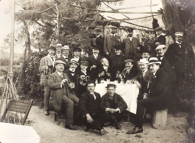 Album "Meine Mittelmeerreise 1910": Gruppe von Menschen posiert, während sie in einem Garten anstoßen von Unbekannter Künstler