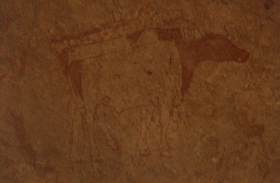 Algerien, Sahara-Wüste, Nationalpark Tassili-n-Ajjer, Fundstelle Sefar, Felsmalerei eines Stiers von William M. Timlin