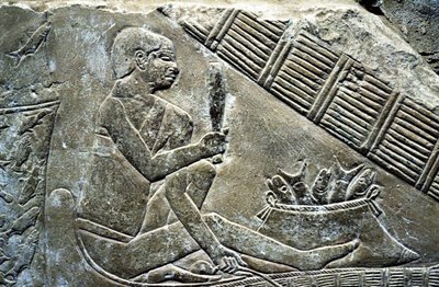Detail der Reliefs, die einen Fischer darstellen von Leopold Blonder
