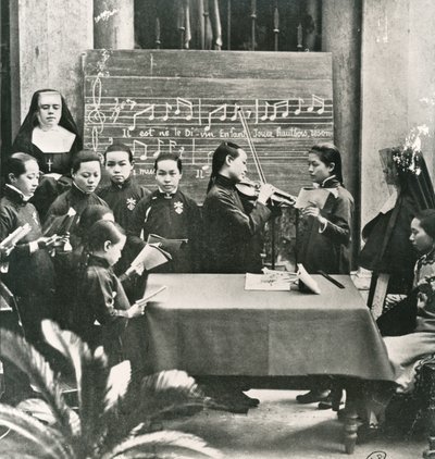 Weihnachtsliedprobe in einer französischen Mission in China, frühes 20. Jahrhundert von Unbekannt