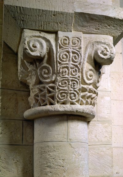Geschnitzte Säule, dekoriert mit Krummstäben und Spiralen von Unbekannt