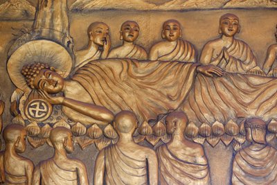Chua Thiep Long buddhistischer Tempel. Liegender Buddha. Nach 45 Jahren des Lehrens des Dharma ging der Buddha ins Parinirvana ein. Statue. Thay Ninh, Vietnam von Unbekannt