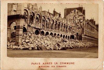 Kommune von Paris (1871) gesehen vom zerstörten Finanzministerium. Fotografie. Druck auf Karton Dim. 10,4x6,9 cm von Unbekannt