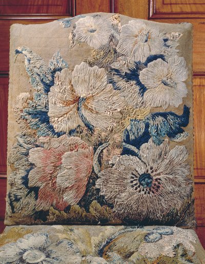Detail einer Abdeckung, gearbeitet von Jane Allgood, übergroße Blumen in Lang- und Kurzstich in Crewel- und Seidenchenille, alter Goldhintergrund in Zeltstich von Unbekannt