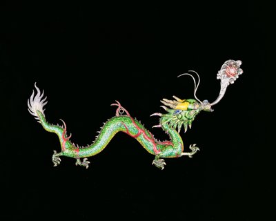 Drache, der eine flammende Perle jagt, dekoratives Detail vom Sockel eines chinesischen Export-Silber-Jardiniere von Chongwoo, späte 19. Jahrhundert (silberunterlegtes polychromes Email) von Unbekannt