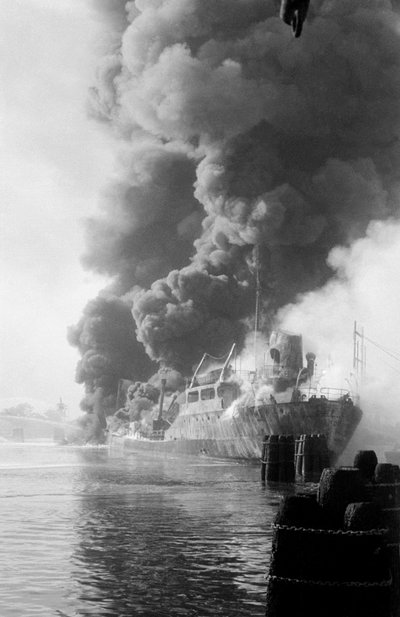 Explosion des Öltankers „Rosario Pellegrino“ in Porto Marghera, Venedig - 1960 von Unbekannt