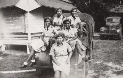 Fünf Mitglieder des West Indies Auxiliary Territorial Service sitzen auf einem Militärfahrzeug von Unbekannt
