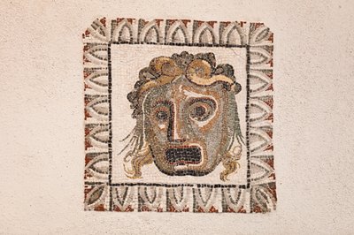 Bodenmosaik aus dem 1. Jahrhundert v. Chr., das eine Dionysos-Maske darstellt, aus einer römischen Villa in der Nähe der Via Ruffinella in Rom, Nationalmuseum von Rom (Museo Nazionale Romano), Rom, Italien von Unbekannter Künstler