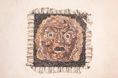 Bodenmosaik aus dem 1. Jahrhundert v. Chr., das eine Dionysos-Maske darstellt, aus einer römischen Villa in der Nähe der Via Ruffinella in Rom, Nationalmuseum von Rom (Museo Nazionale Romano), Rom, Italien von Unbekannter Künstler