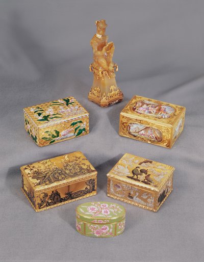 Vier Louis XV Stil emaillierte Gold-Schnupftabakdosen, Stroganoff, und deutsche Affen-Schnupftabakdose von Unbekannt