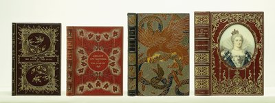 Vier Buchumschläge mit Einband von Riviere & Sons, darunter "The Life and Times of Catherine de